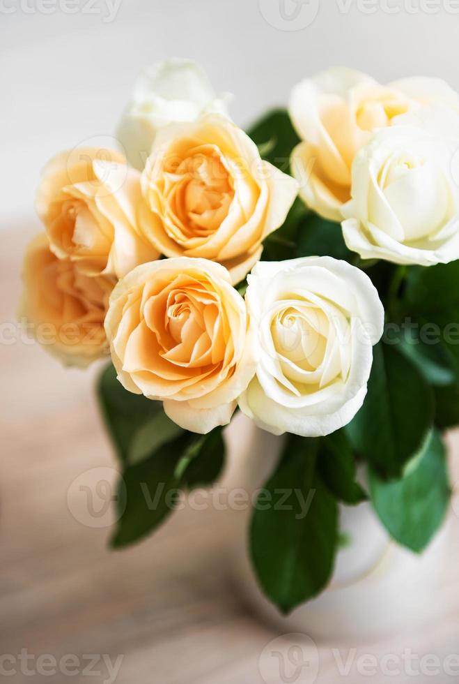 gula och vita rosor foto