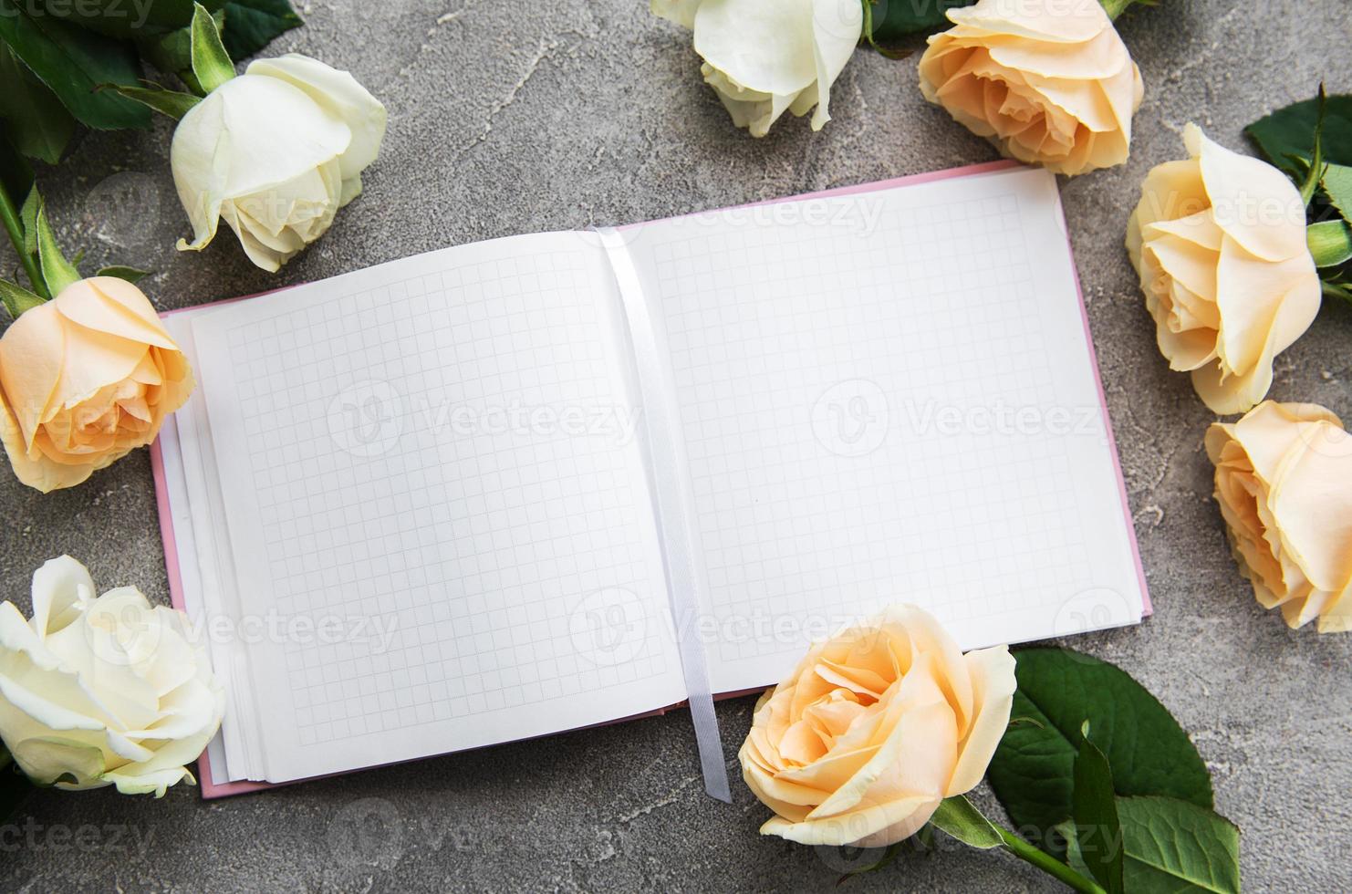 rosor och anteckningsbok foto