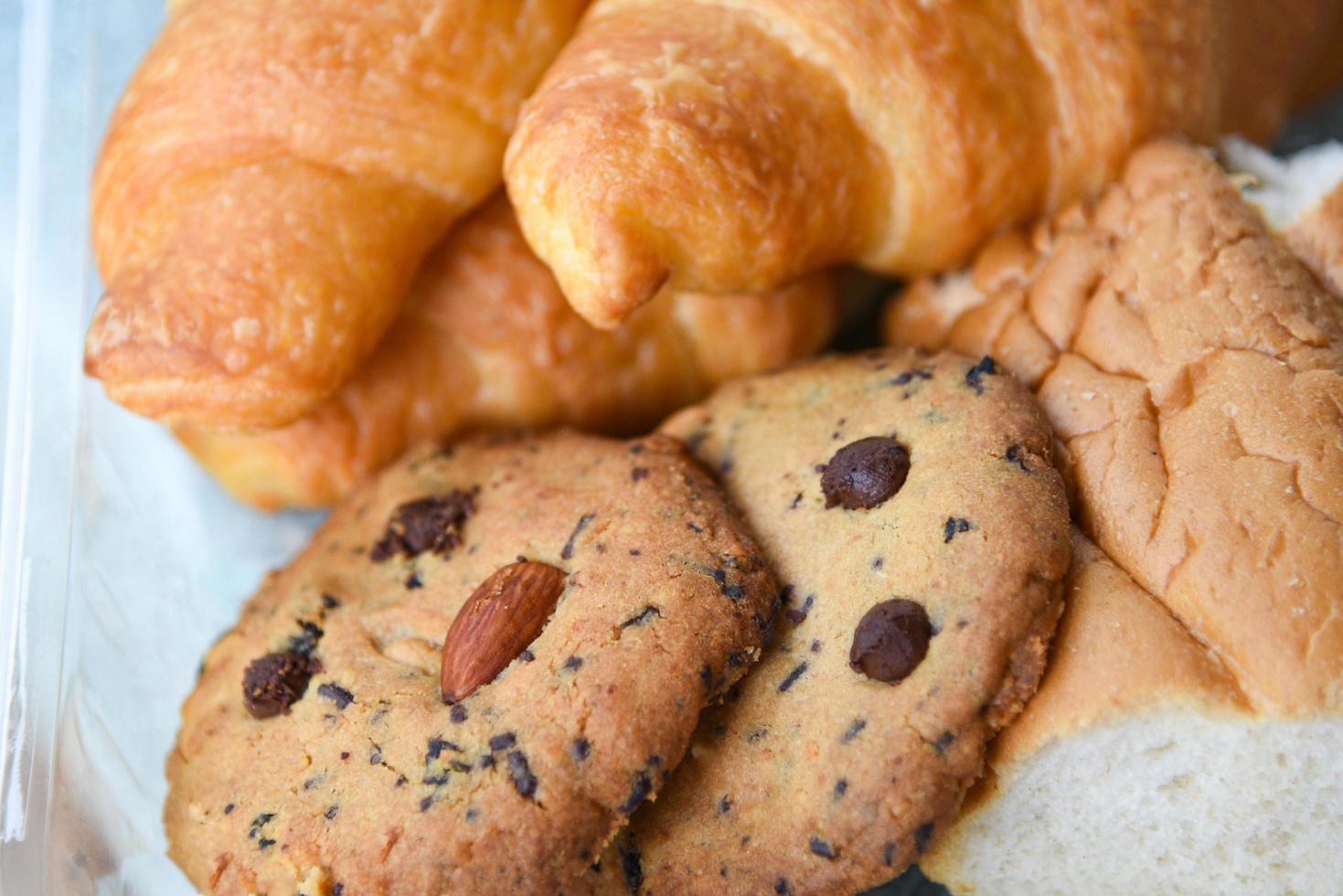 bakade croissanter bageri och kakor hemlagad frukost foto