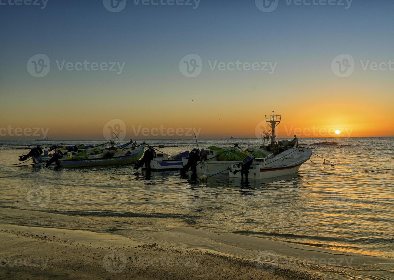 fiskare båtar vid solnedgången foto