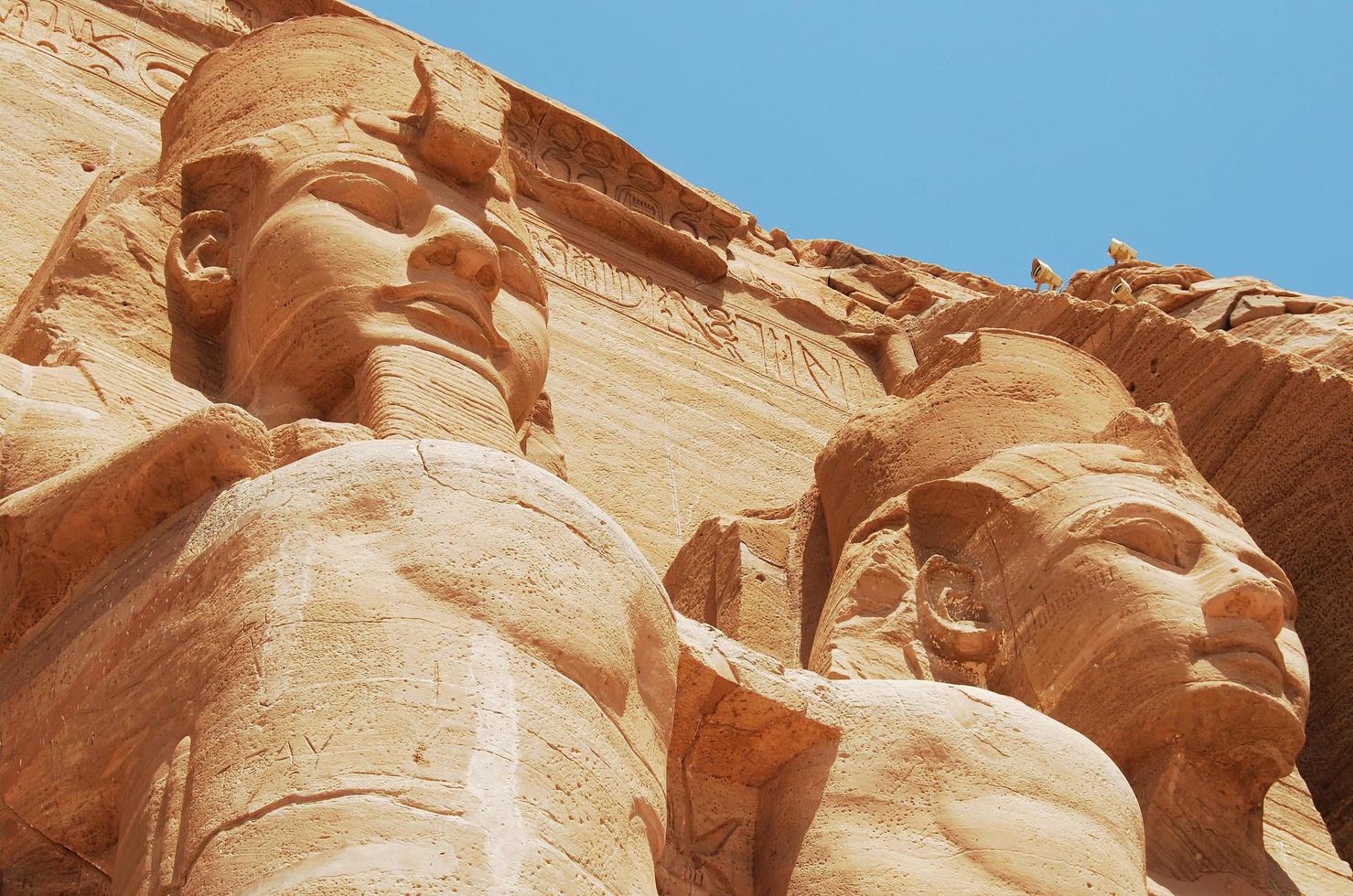 antika statyer och artefakter av Abu Simbel, Egypten foto