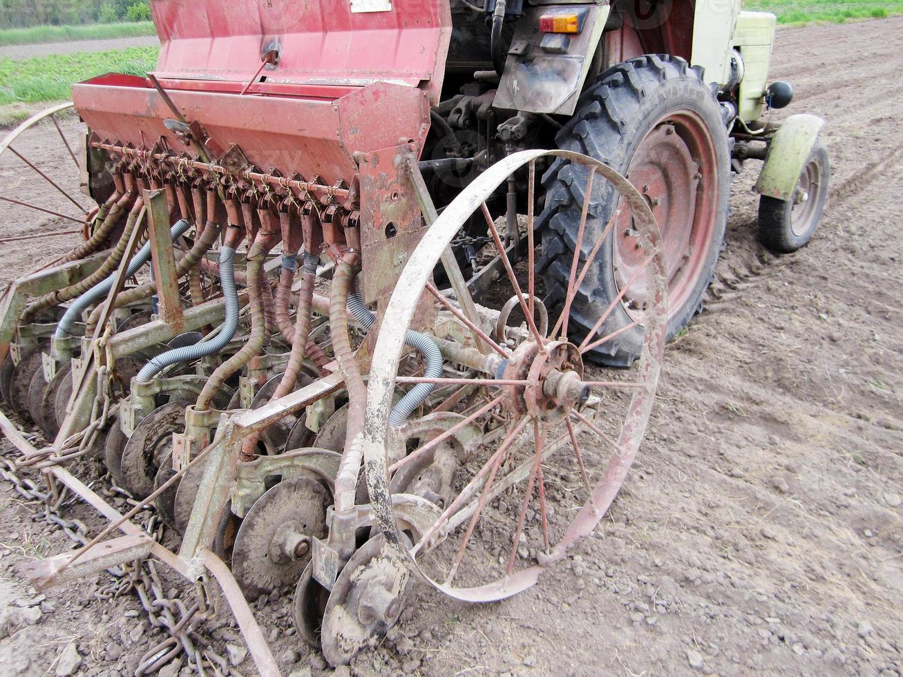 plöjd åker med traktor i brun jord på öppen natur foto