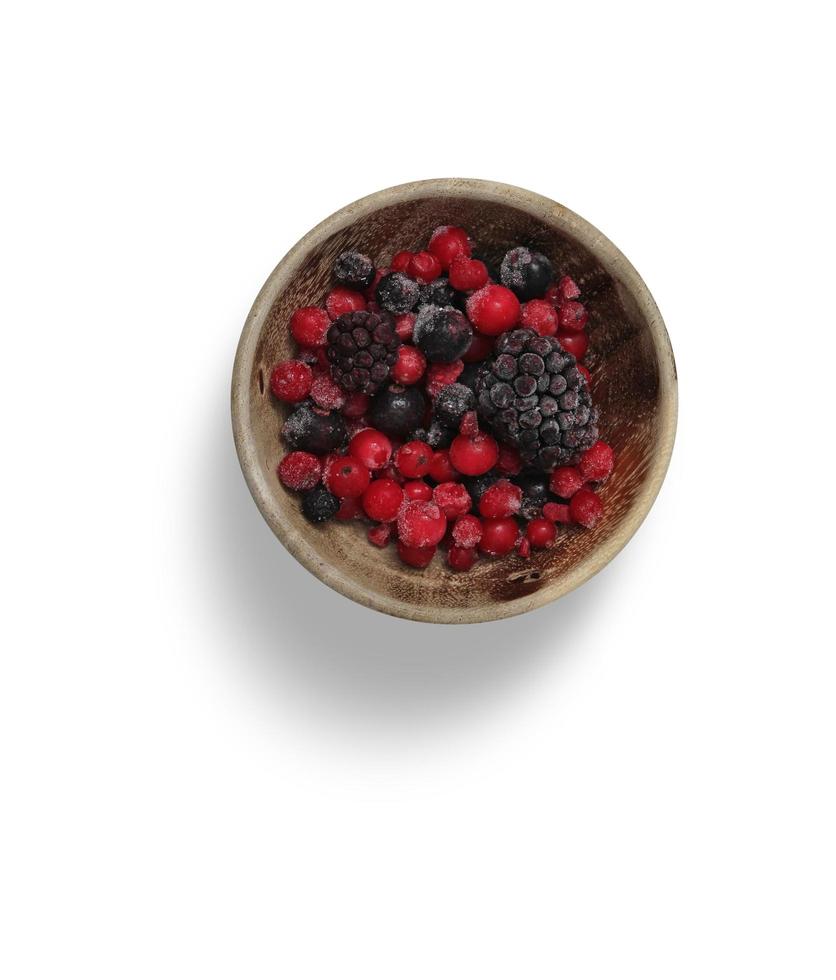 hallon och körsbär i kopp isolerad frukt med skiva och blad isolerade och samla grönsaker på en vit foto