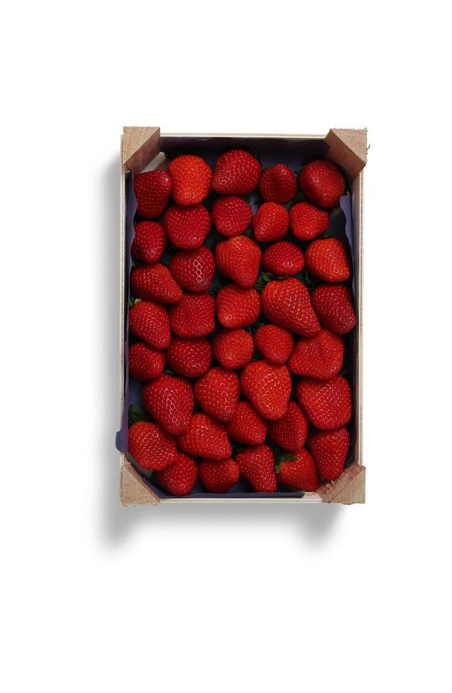 jordgubbe isolerad frukt med skiva och blad isolerade och samling grönsaker på en vit foto
