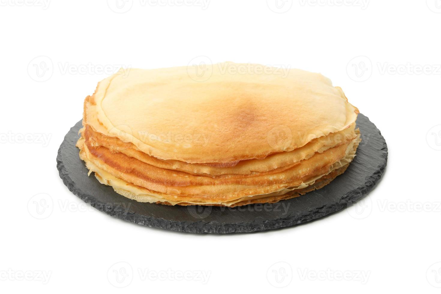 bricka med tunna pannkakor isolerad på vit bakgrund foto