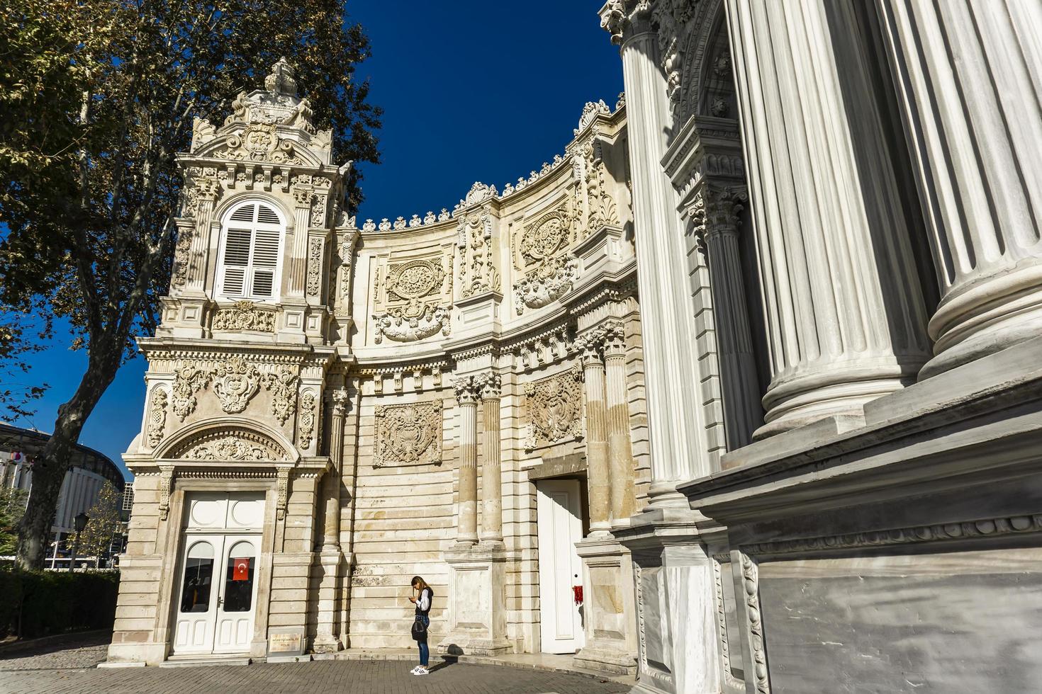 istanbul, Turkiet, 2019 - Dolmabahce-palatset i Istanbul, Turkiet. palatset byggdes 1856 och fungerade som det ottomanska imperiets huvudsakliga administrativa centrum fram till 1922 foto