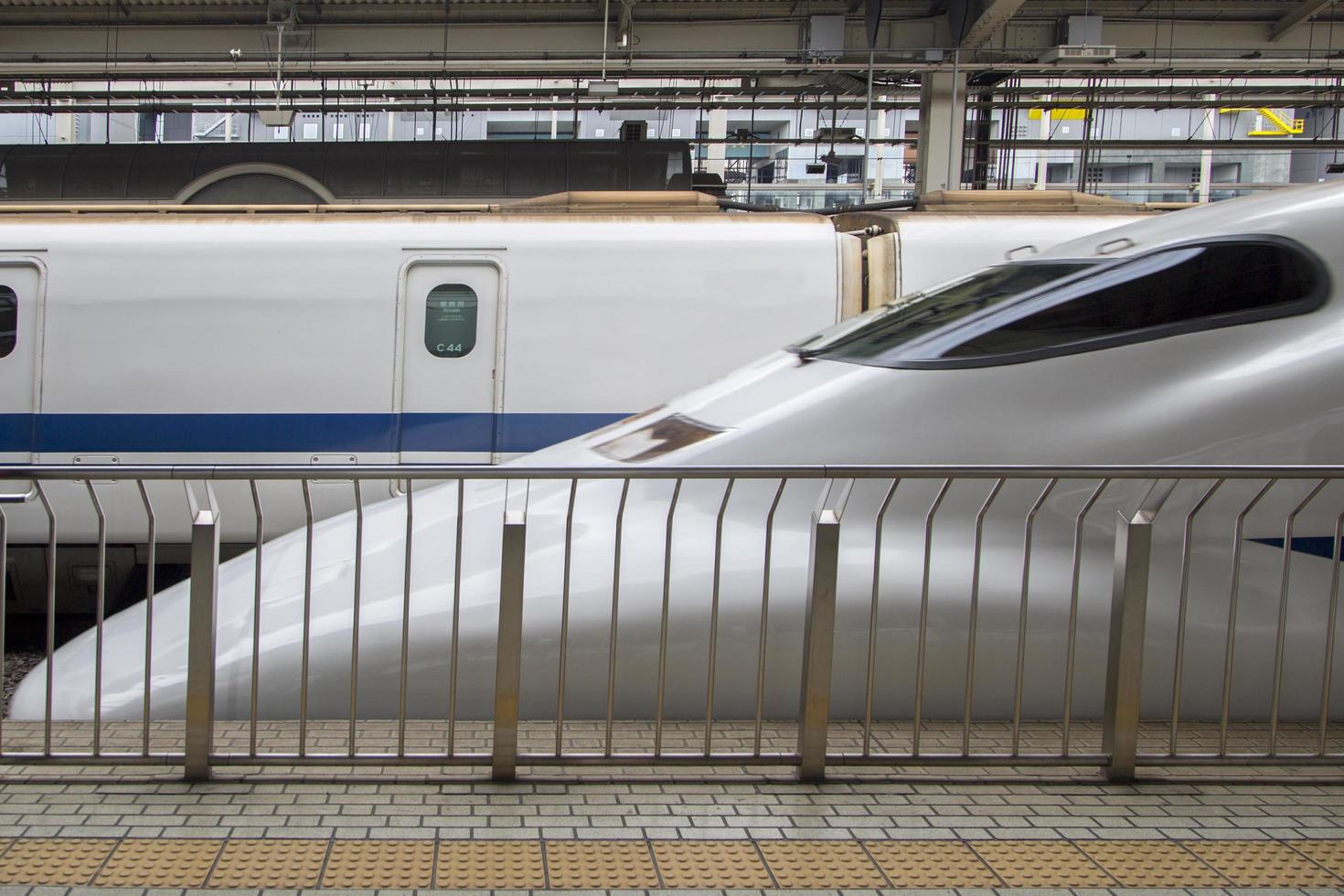 kyoto, japan, 2016 - shinkansen n700 speed train på kyoto station i japan. Tåg i n700-serien har en maxhastighet på 300 kmh. foto