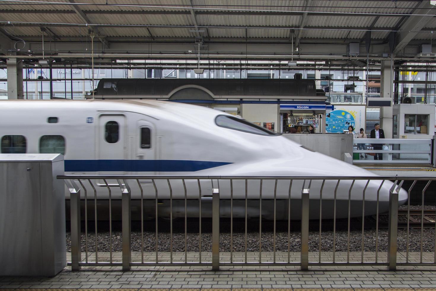 kyoto, japan, 2016 - shinkansen n700 speed train på kyoto station i japan. Tåg i n700-serien har en maxhastighet på 300 kmh. foto