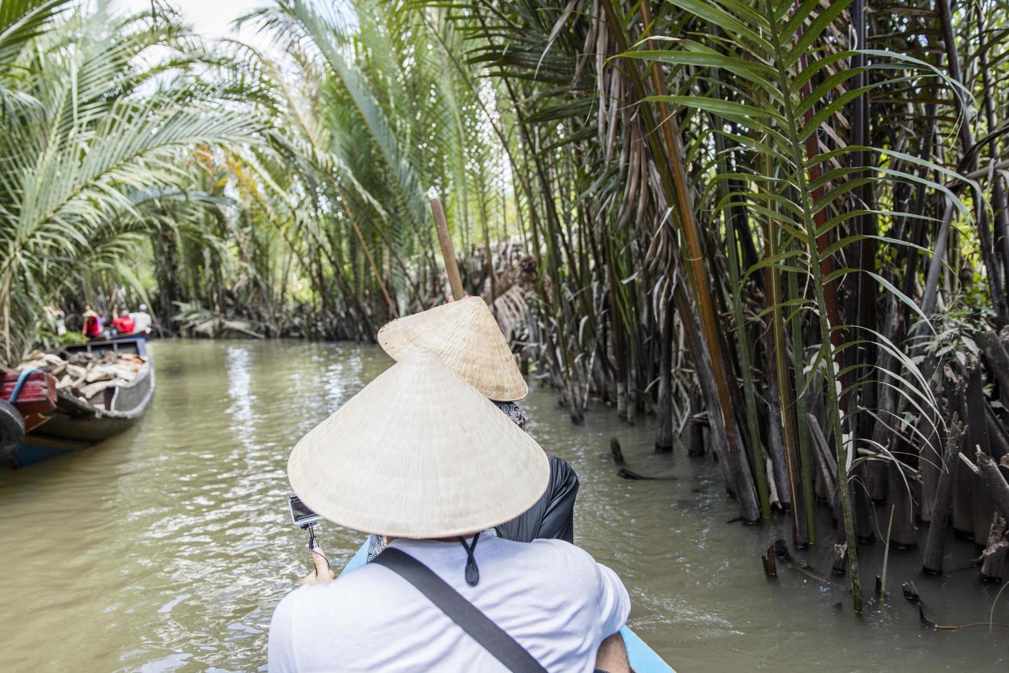 mekong delta, vietnam, 2017 - oidentifierade personer i båten vid mekong delta i vietnam. båtar är det viktigaste transportmedlet i mekongdeltat. foto