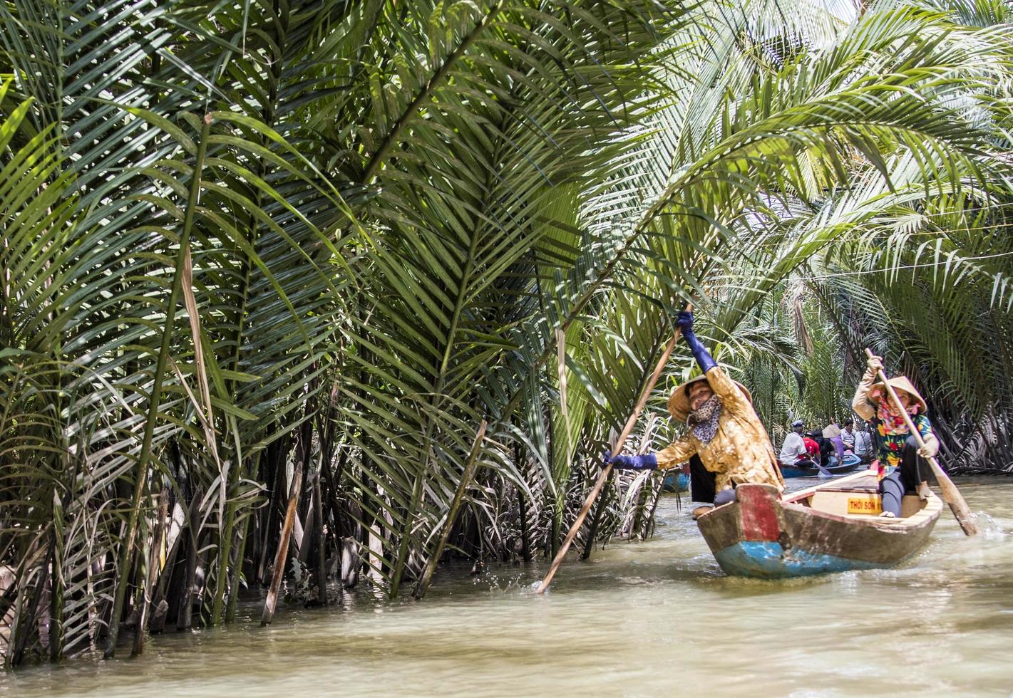 mekong delta, vietnam, 2017 - oidentifierade personer i båten vid mekong delta i vietnam. båtar är det viktigaste transportmedlet i mekongdeltat. foto