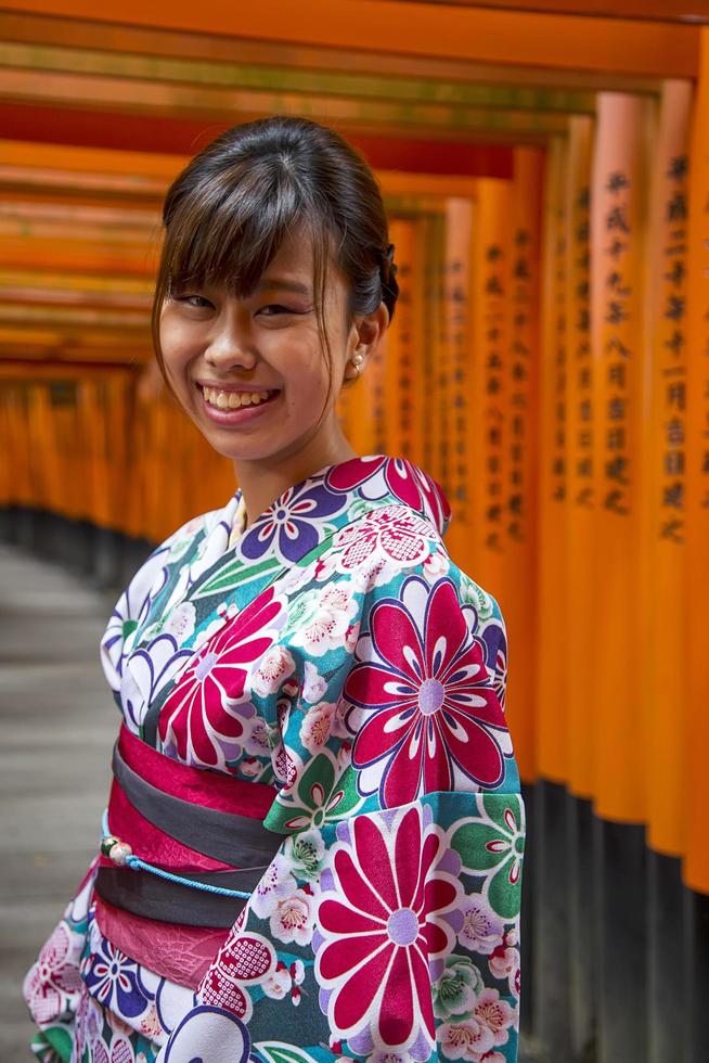 Kyoto, Japan, 2016 - oidentifierad kvinna vid gångväg i Fushimi Inari-helgedomen i Kyoto, Japan. denna populära helgedom har 32 000 underhelgedomar i hela japan foto