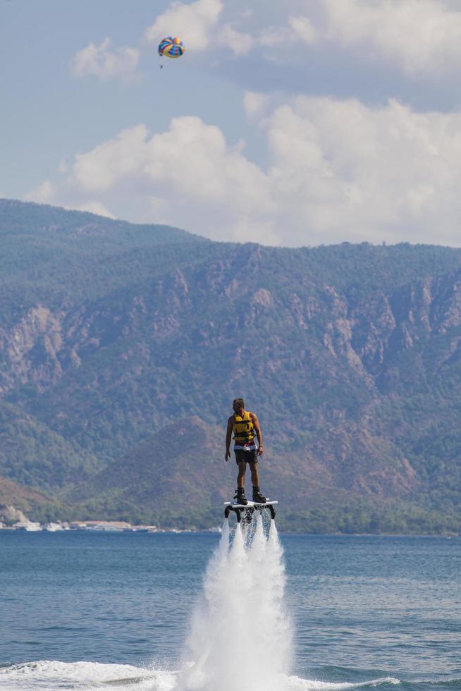 Marmaris, Turkiet, 2014 - oidentifierad man på flyboard i Marmaris, Turkiet. flyboard uppfanns våren 2011 av en fransk vattenskoterförare, franky zapata. foto