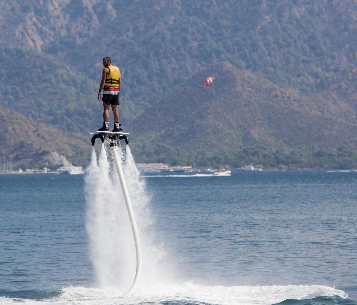 Marmaris, Turkiet, 2014 - oidentifierad man på flyboard i Marmaris, Turkiet. flyboard uppfanns våren 2011 av en fransk vattenskoterförare, franky zapata. foto