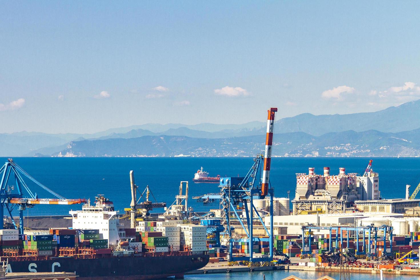 genua, Italien, 2017 - detalj från genuas hamn i Italien. hamnen i genua är den största italienska hamnen. foto