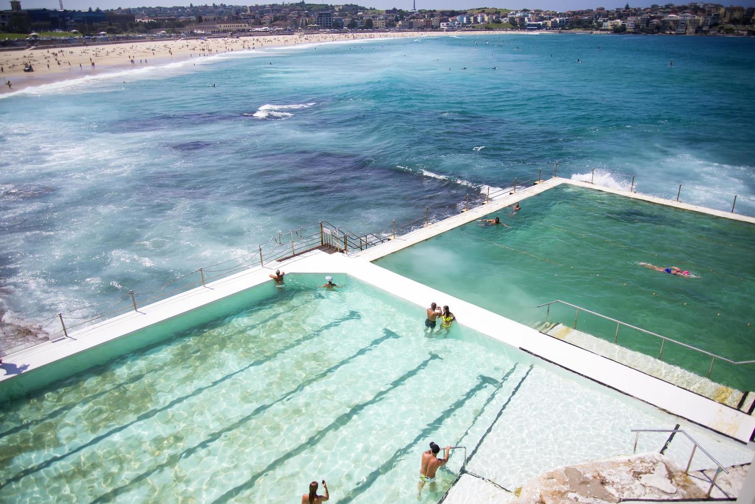 sydney, australien, 2015 - oidentifierade personer på bondi beach, australien. bondi beach är en populär strand i sydney som grundades 1851. foto