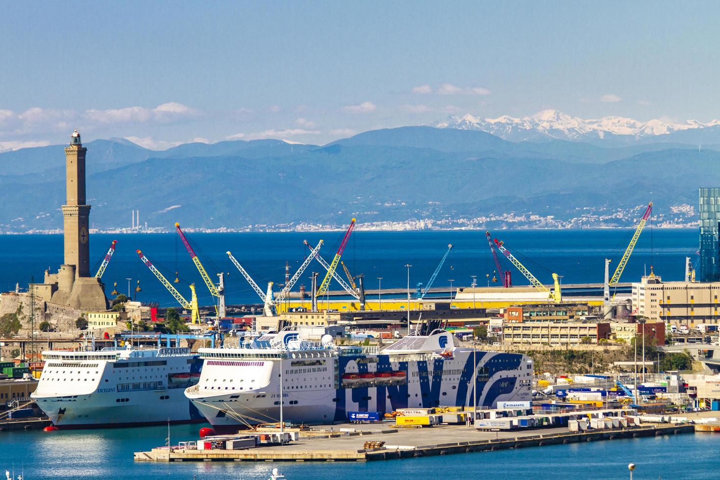 genua, Italien, 2017 - detalj från genuas hamn i Italien. hamnen i genua är den största italienska hamnen. foto