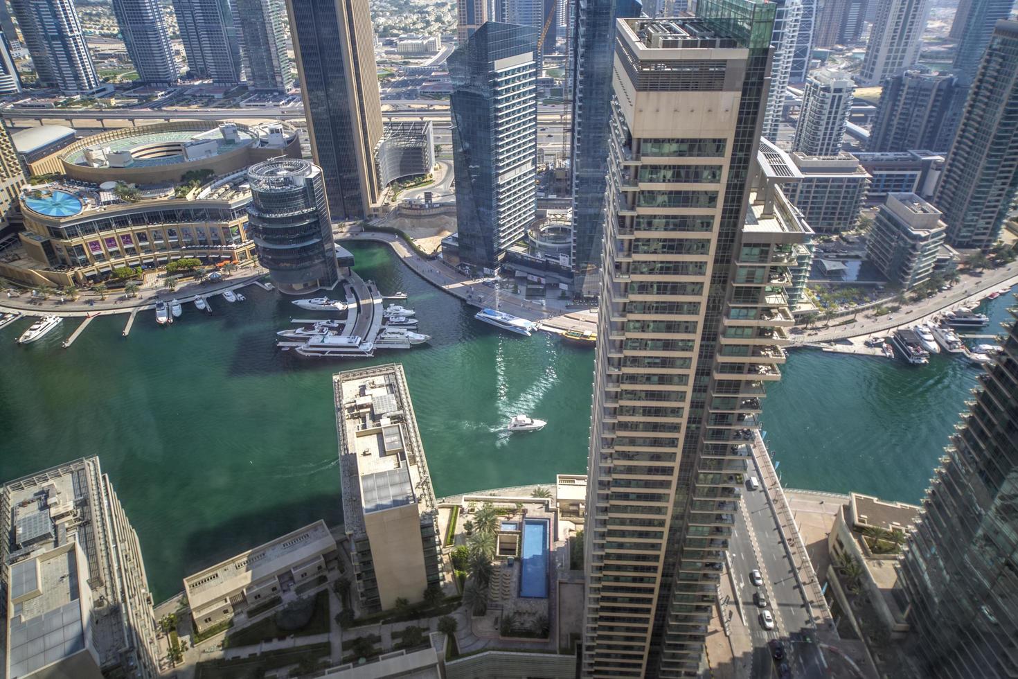 dubai, uae, 2014 - vy på moderna skyskrapor i dubai marina i dubai, uae. när hela utvecklingen är klar kommer den att rymma mer än 120 000 personer. foto