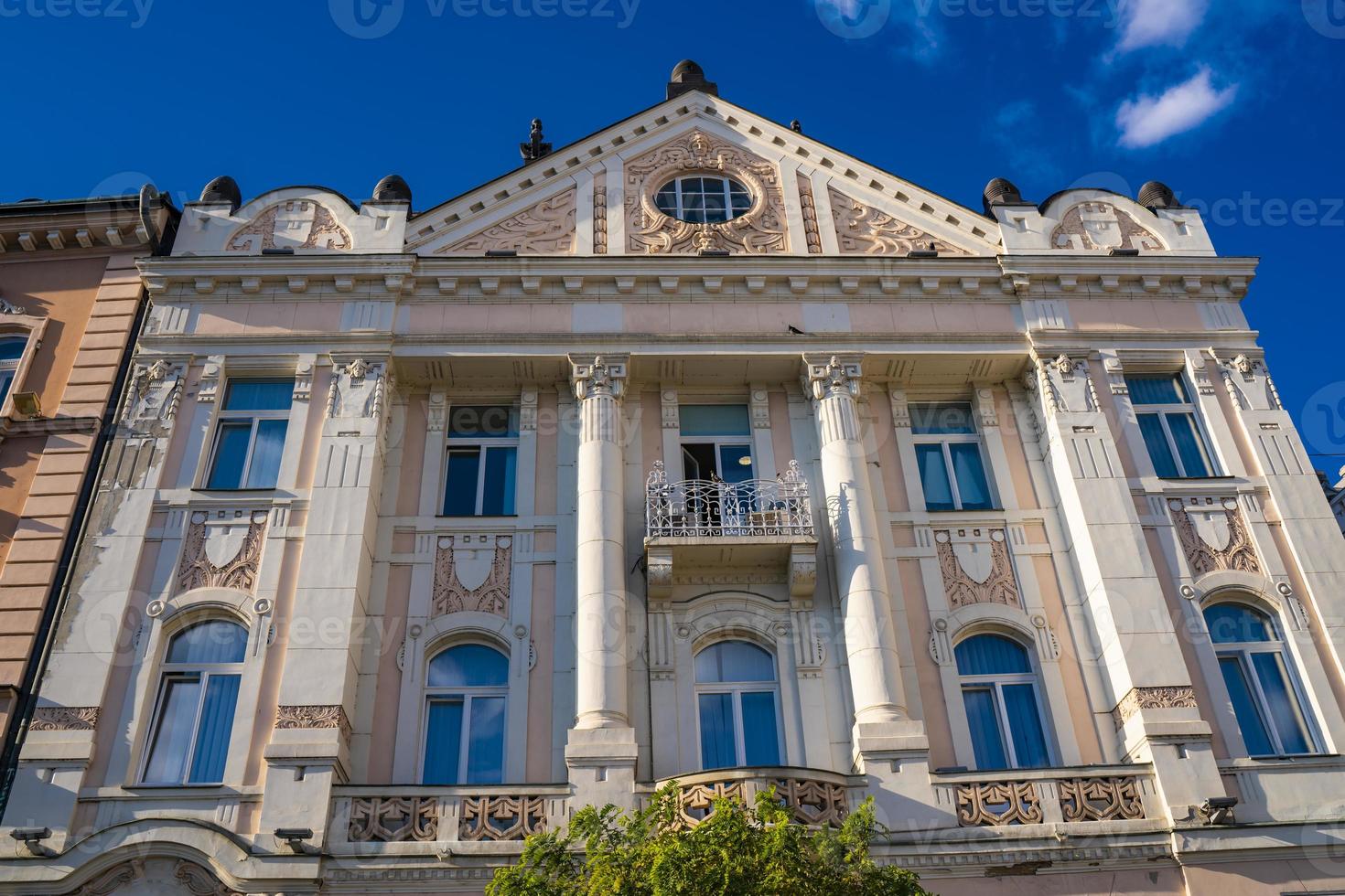 traditionell byggnad i jugendstil känd som finanspalatset i Novi Sad, Serbien foto