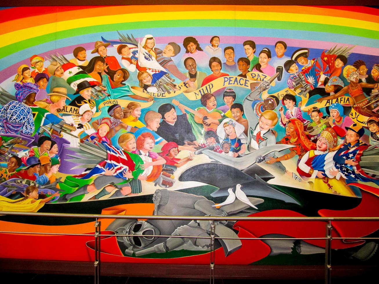 denver, usa, 2008 - världens barn drömmer om fredsväggmålning av leo tanguma på denver internationella flygplats. dias konstsamling hedrades för tio bästa flygplatser för offentlig konst i usa foto