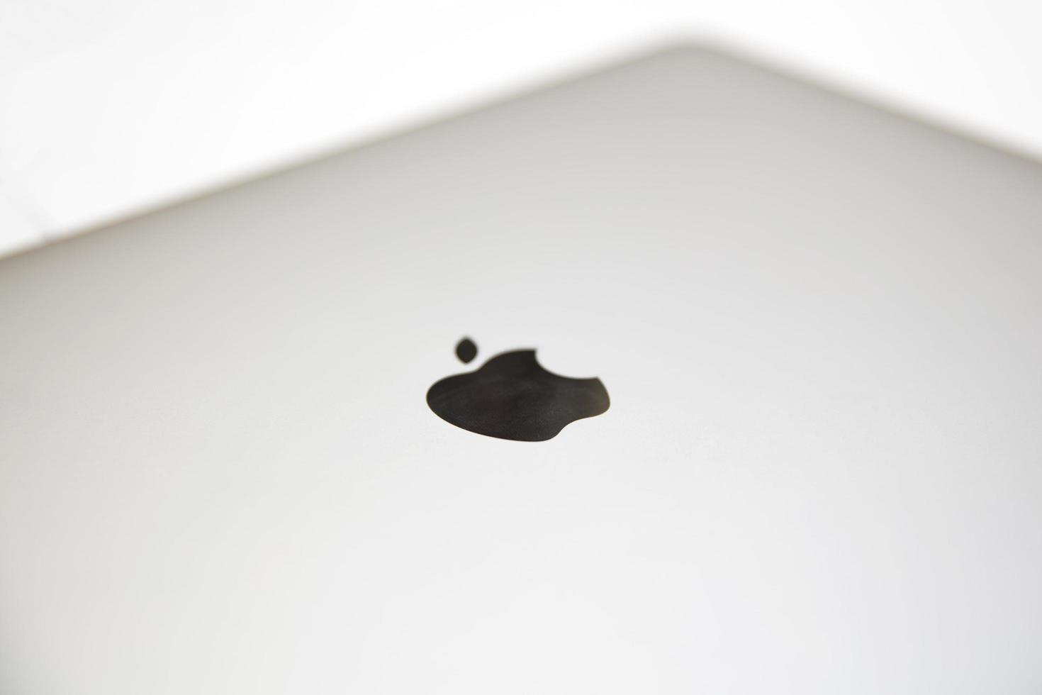 belgrad, serbien, 2020 - detalj från macbook-dator. macbook är ett märke av bärbara datorer tillverkade av apple inc. foto