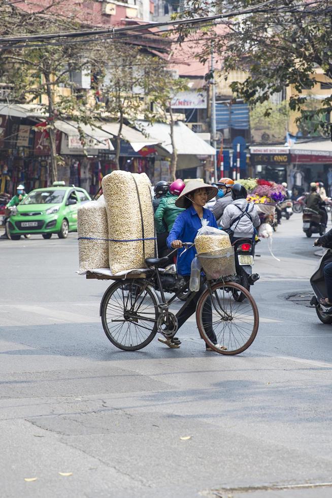 hanoi, vietnam, 2017 - oidentifierade personer på gatan i hanoi, vietnam. i hanoi har motorcyklar gått om cyklar som den huvudsakliga transportformen. foto