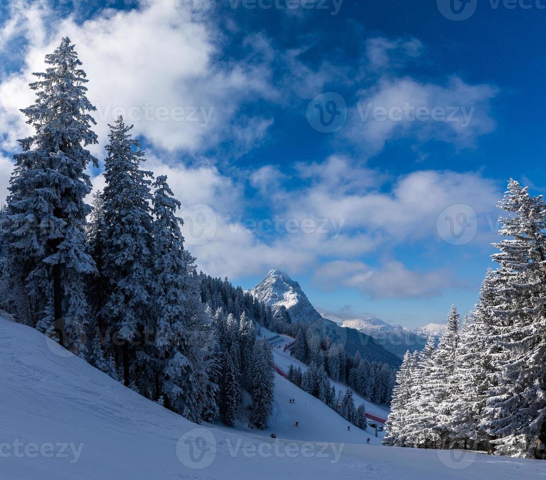 skidbackar med utsikt över majestätiska alptoppen i garmisch partenkirchen foto