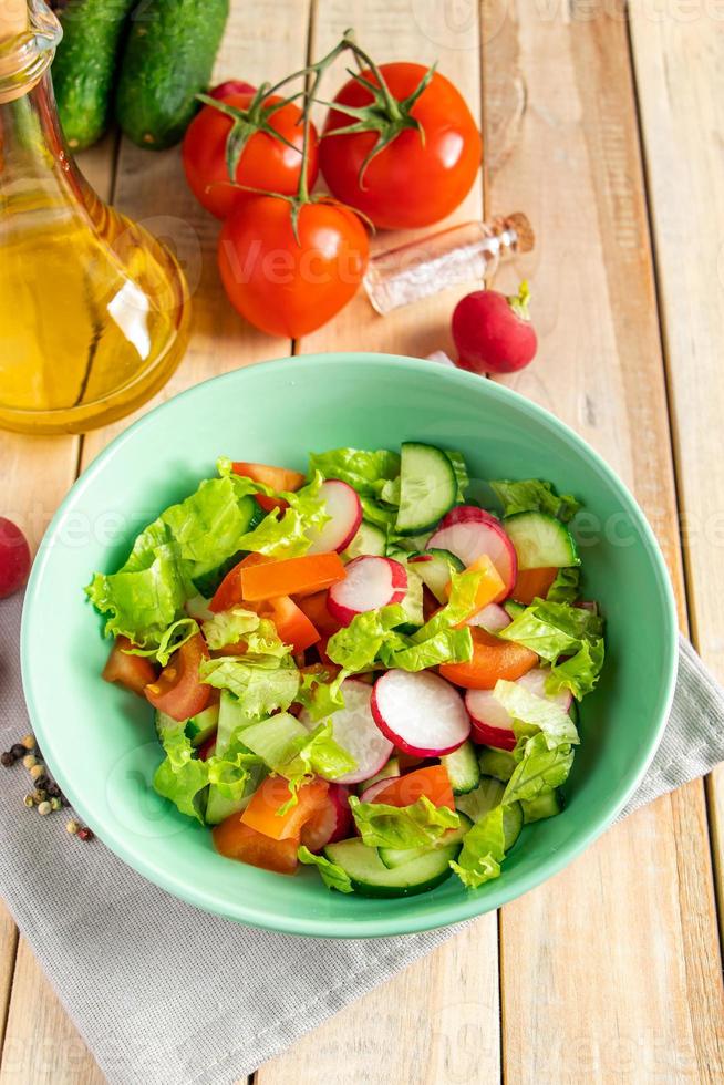 recept på grönsakssallad med tomater, gurka och rädisor. foto