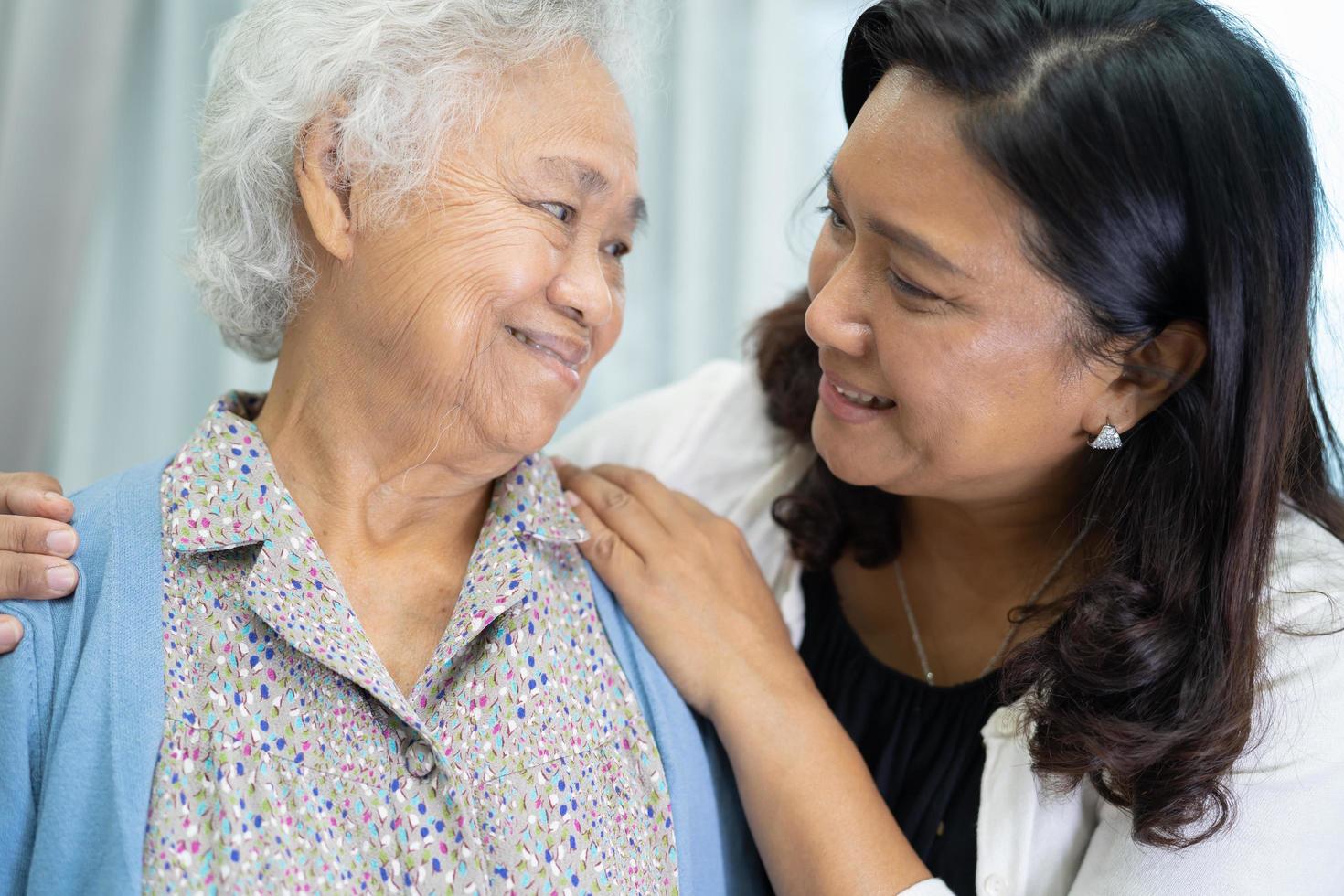 asiatisk äldre kvinna med vårdgivare gå med glad. foto