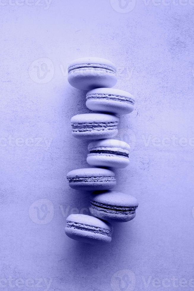 stack av macarons, macaroons fransk kaka tonad med mycket peri färg foto