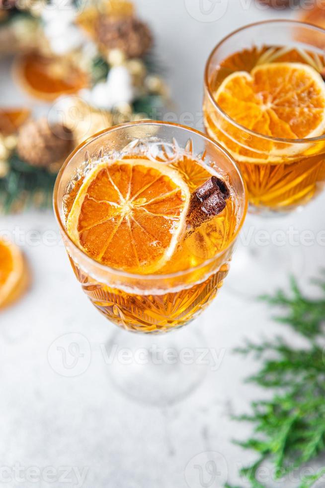 julcocktailglögg, groggvin med kryddor foto