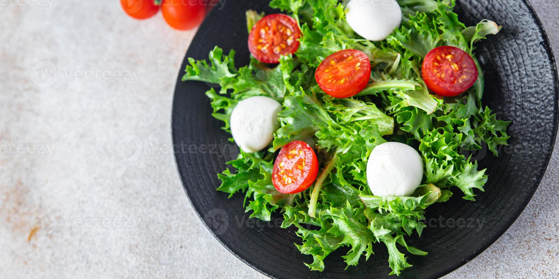 sallad mozzarella, tomat, sallad, ruccola hälsosam måltid vegansk eller vegetarisk mat foto