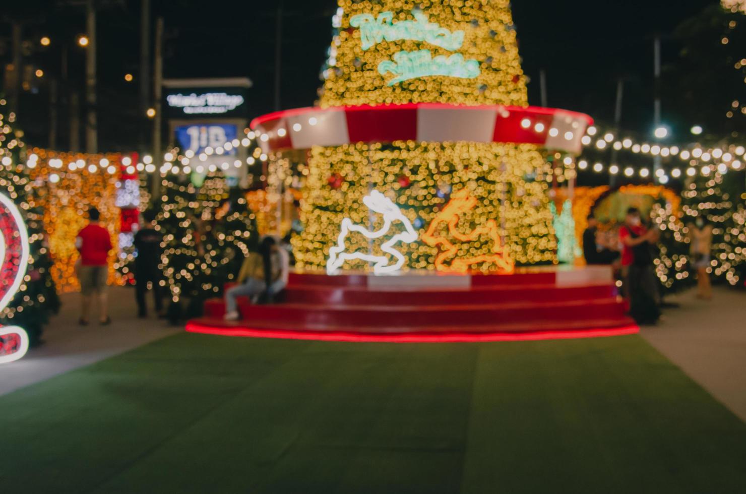 oskärpa festival människor jul abstrakt bakgrund. nyår och julfest dekorationer med ljus. foto