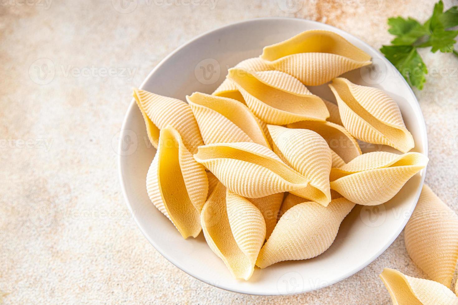 conchiglie pasta rå big shell durumvete semolamjöl foto