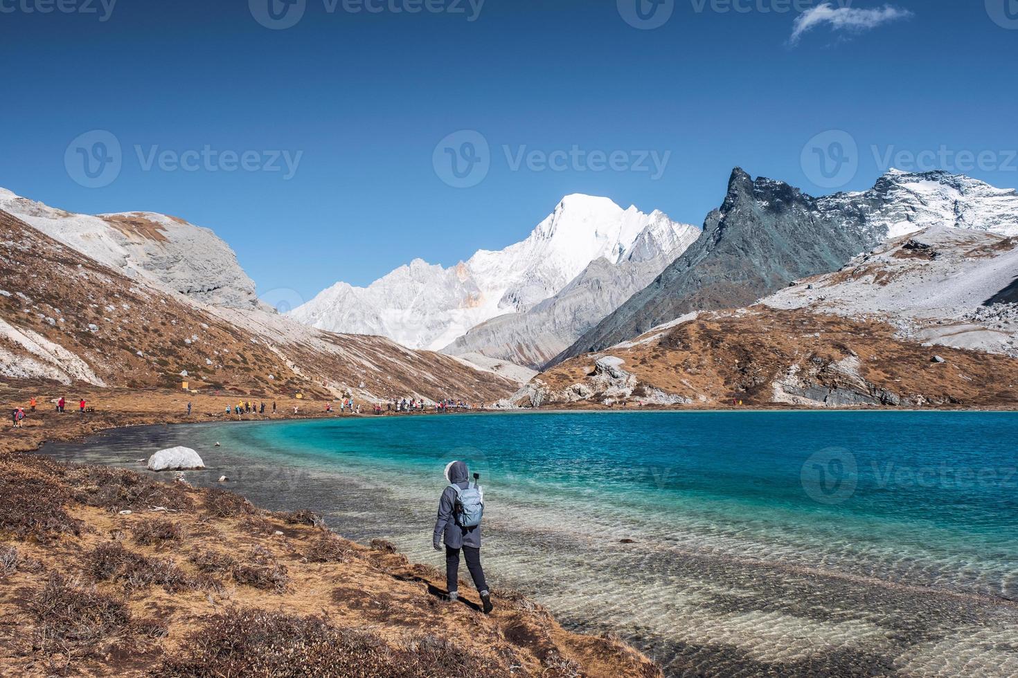 unga kvinnor vandring på toppen av mjölk sjön i peak valley foto