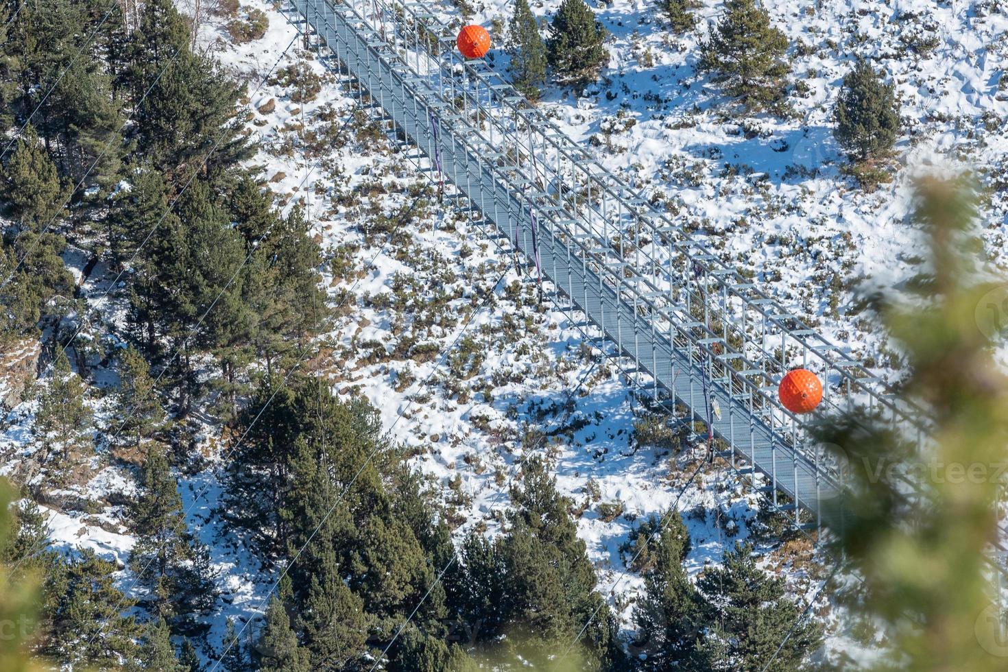 canillo tibetanska bron i andorra under uppbyggnad i december 2021 foto