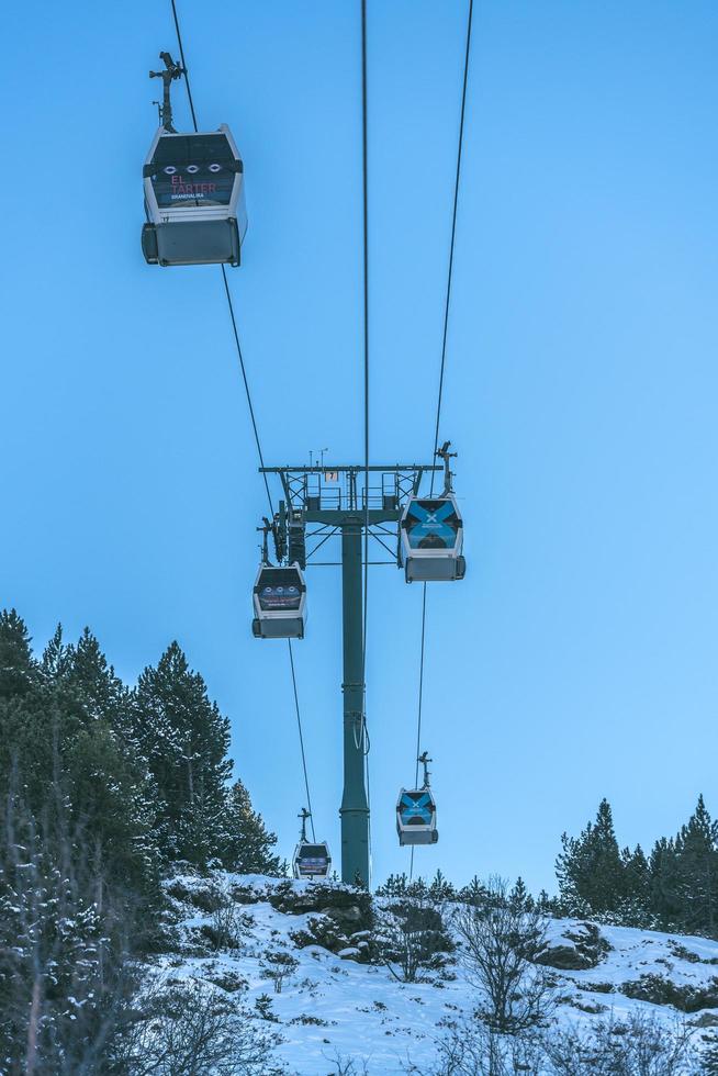 grandvalira, andorra, 2021 - gondolbana vid skidstationen i el tarter foto