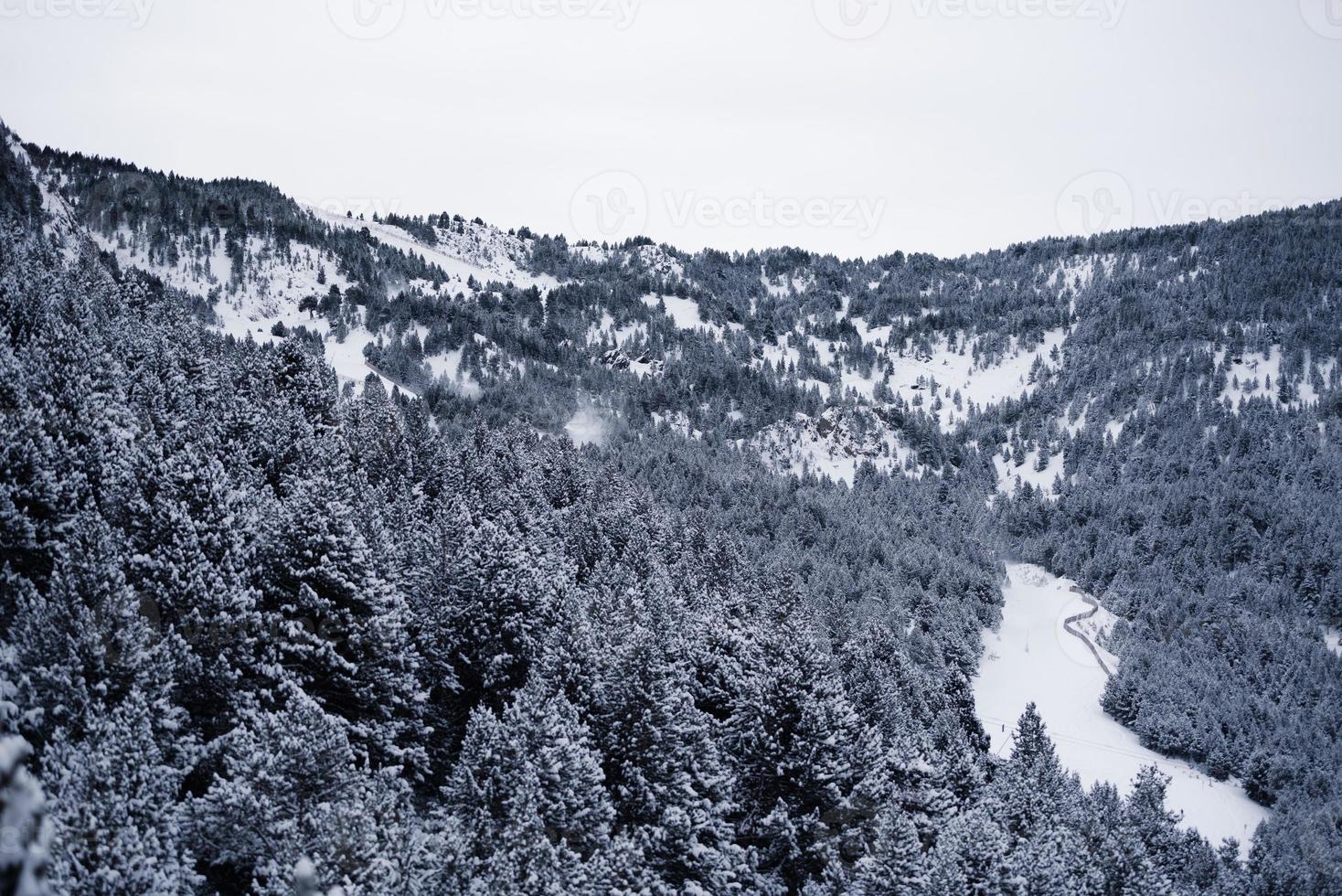 snöiga berg på vintern i Pyrenéerna foto