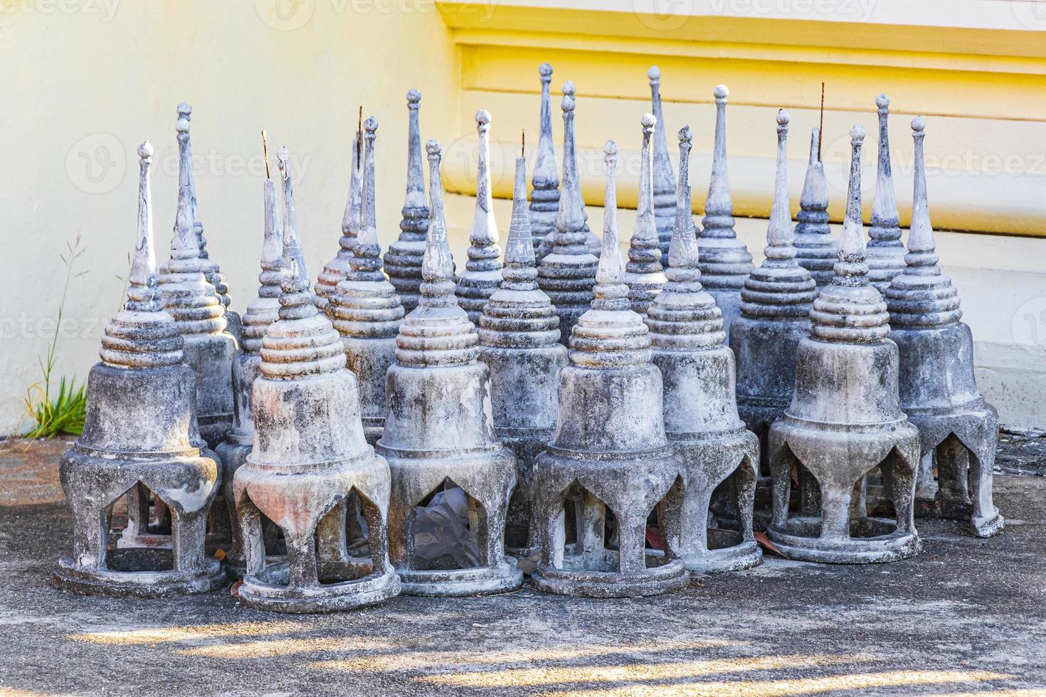 gamla stupor wat phadung tham phothi tempel khao lak thailand. foto