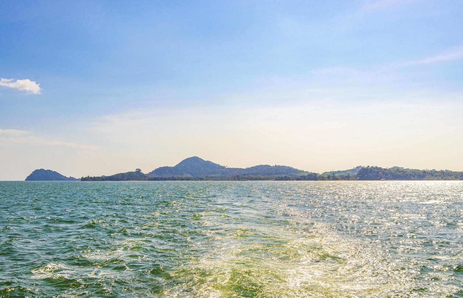 tropiska paradisöarna koh phayam koh chang landskap ranong thailand. foto