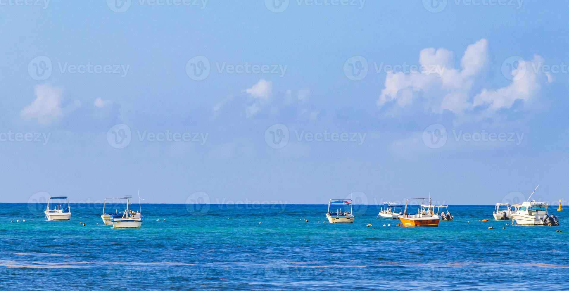 båtar yachter på den tropiska mexikanska stranden playa del carmen mexico. foto