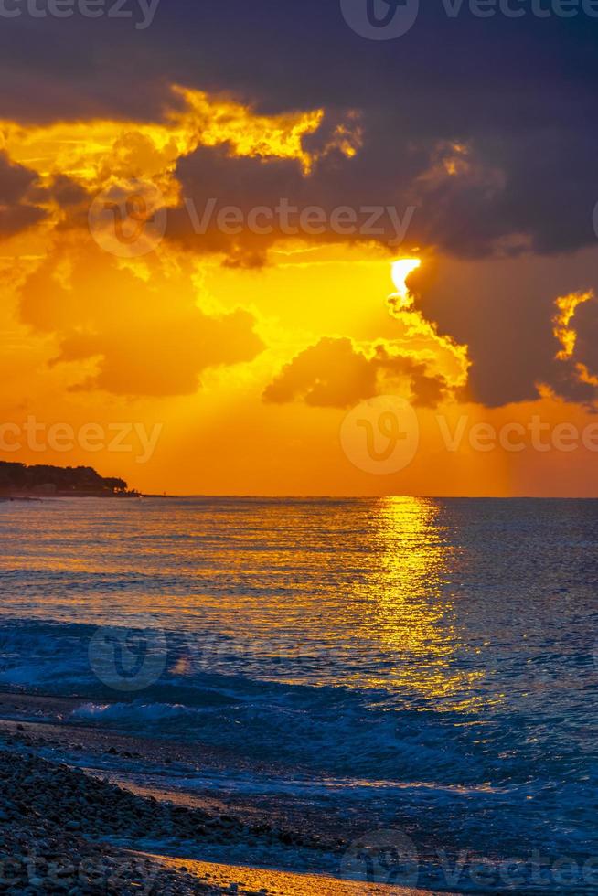 den vackraste färgglada gyllene solnedgången ialysos beach rhodos grekland. foto