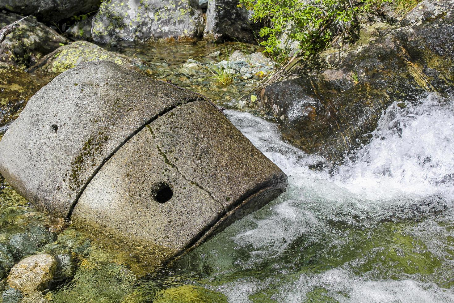 strömmande vattenfall älv sjön hemsila i hemsedal, norge. foto