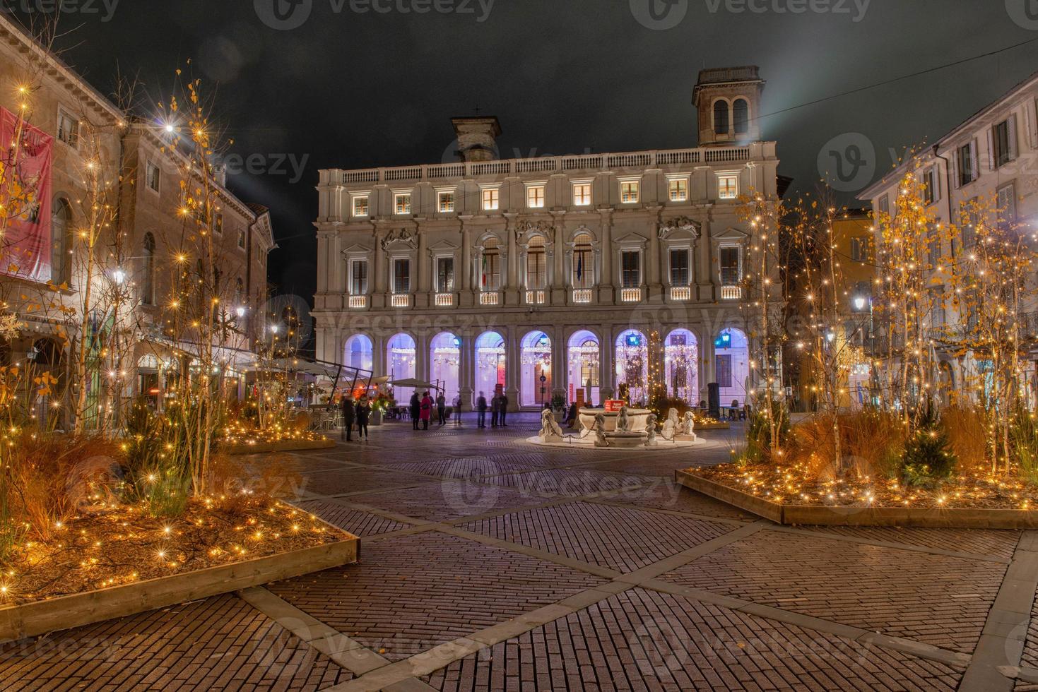 bergamo Italien gammalt torg upplyst till jul foto