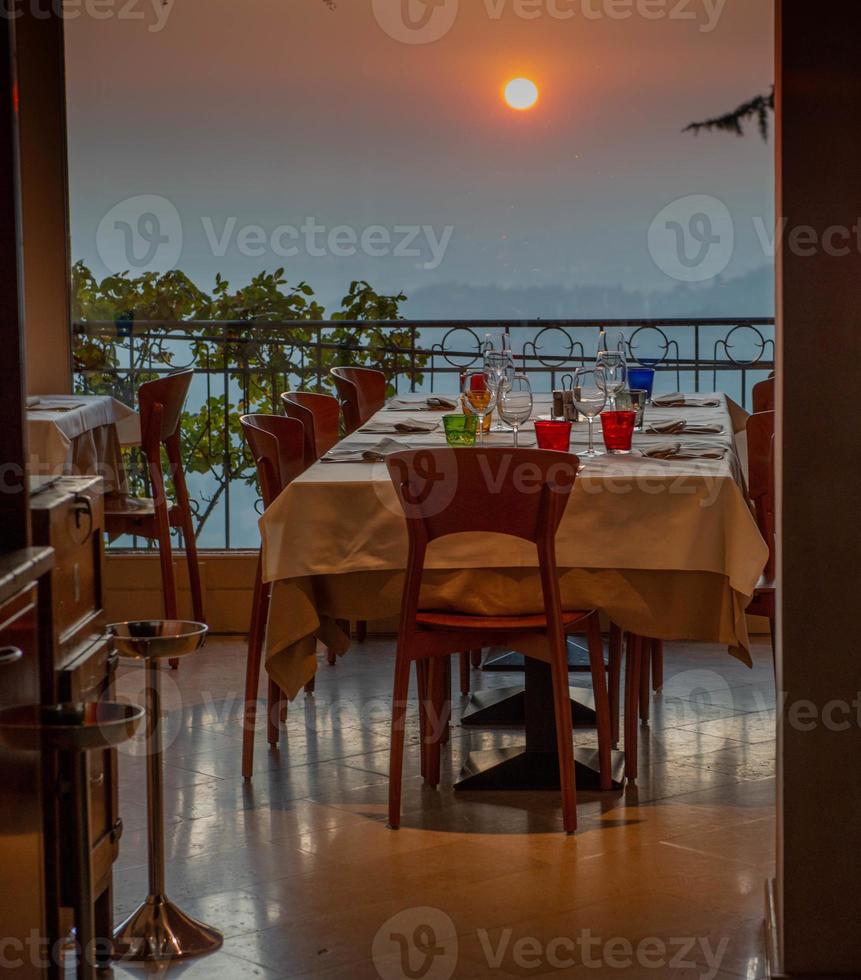bord dukat vid solnedgången foto