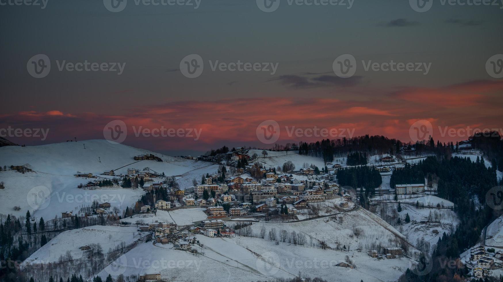 snöig bergsby foto