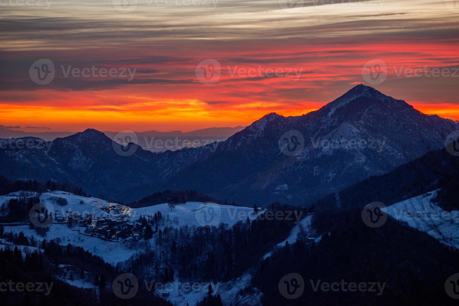 snöig bergsby foto