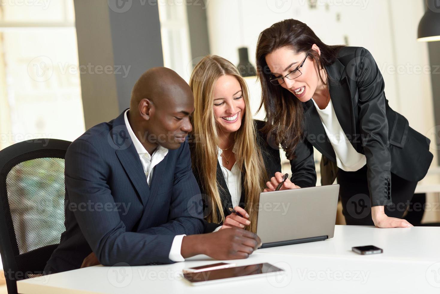 multietnisk grupp av tre affärsmän möte i ett modernt kontor. foto