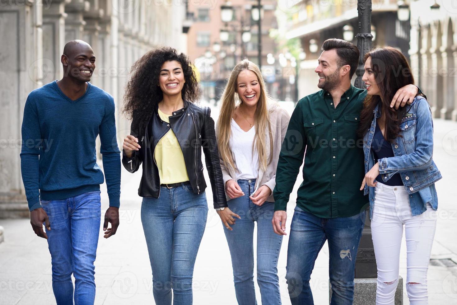 grupp vänner som har roligt tillsammans utomhus foto