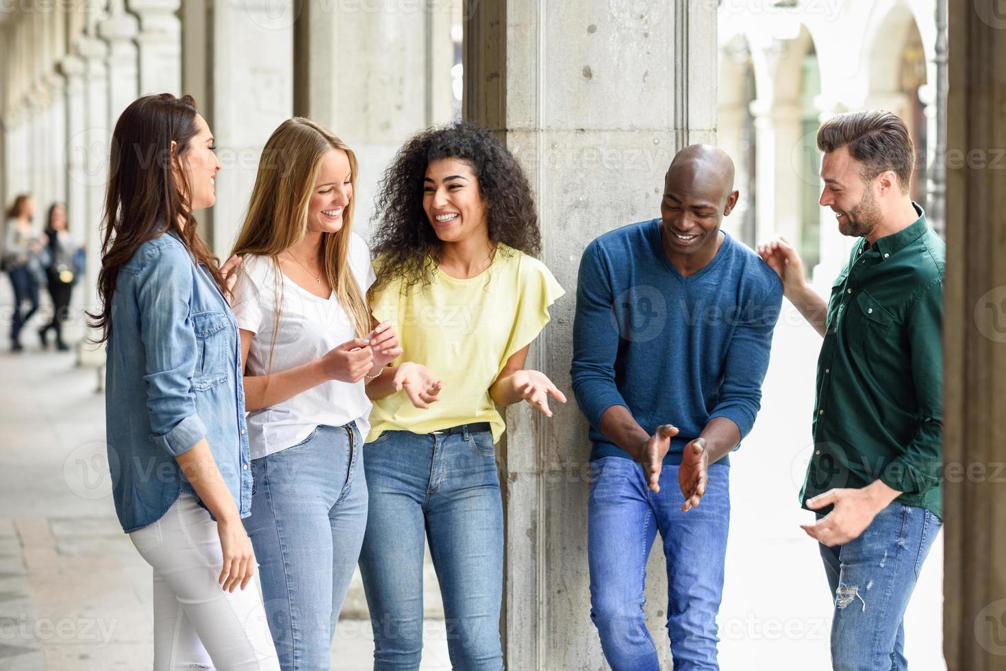 multietnisk grupp vänner som har roligt tillsammans i urban bakgrund foto