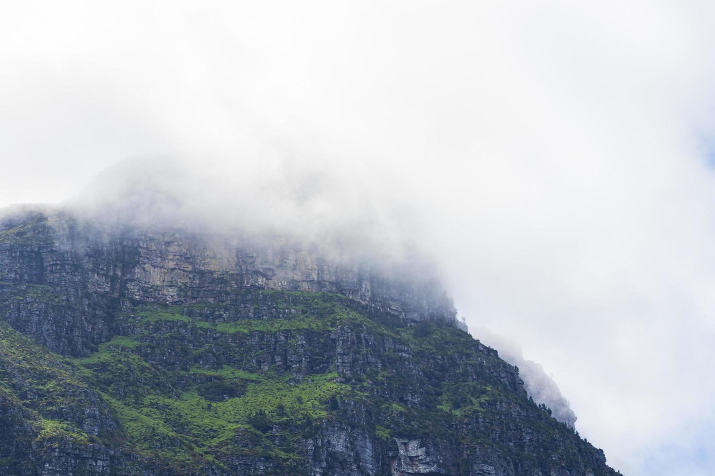 berg och moln ovanför Kapstaden, Sydafrika. foto